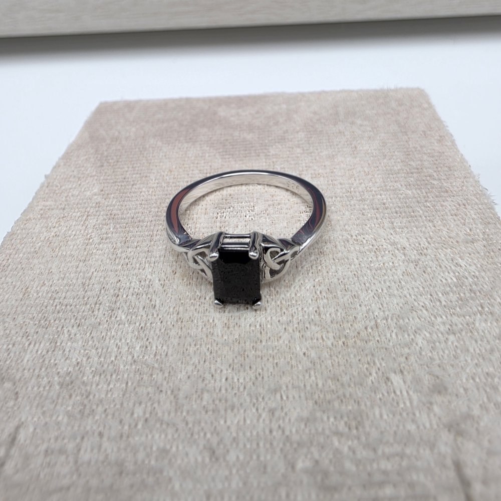 Elegant Silver and Black Stone Ring (1144)